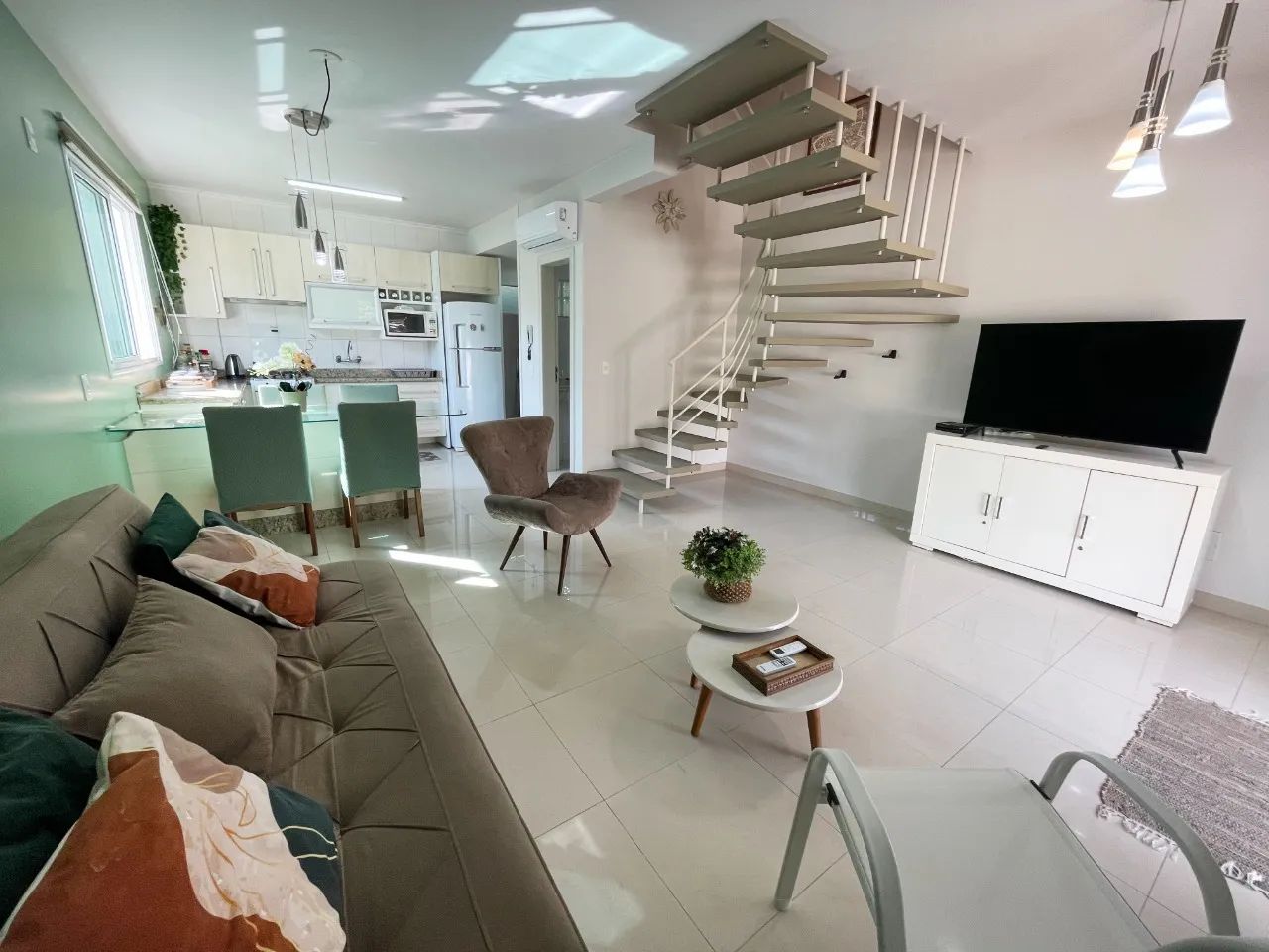 Belíssima casa com 2 suítes em condomínio fechado - Foto 4