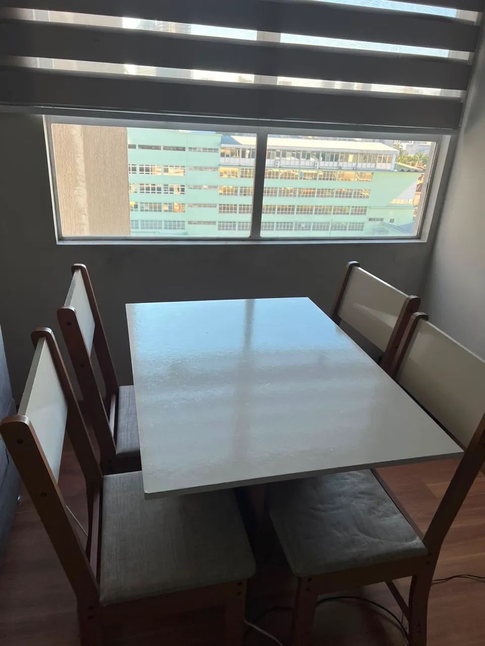 1 Mesa de Jantar e 4 cadeiras