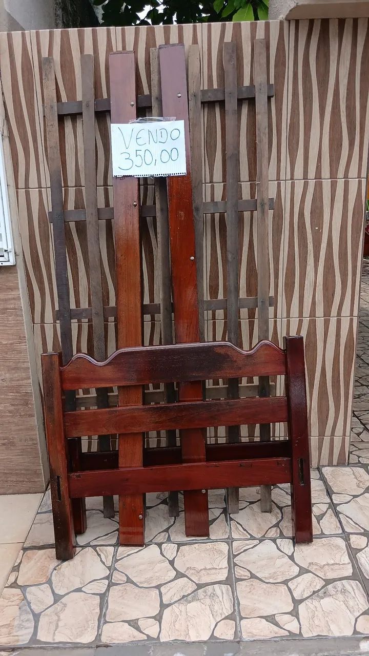 Cama de madeira maciça 
