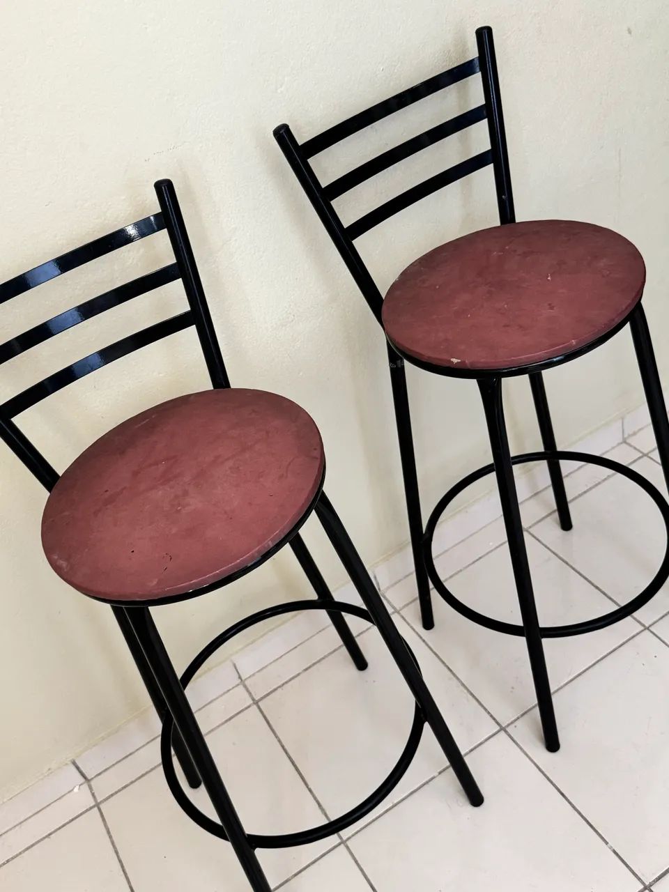 VENDO 2 CADEIRAS ALTAS - R$ 50 AS DUAS - Foto 4