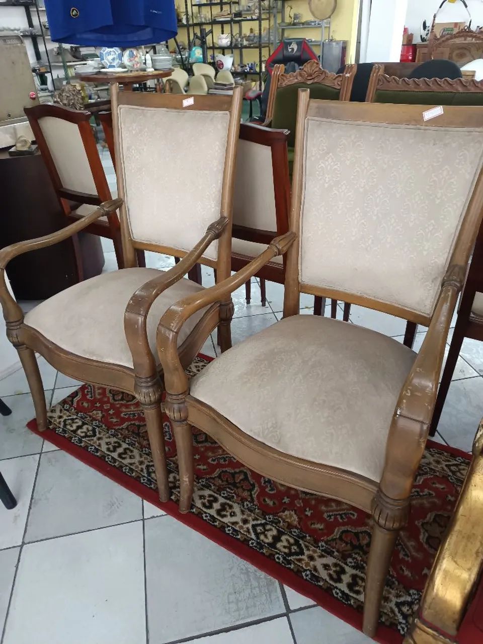 Poltronas em madeira maciça clássicas 