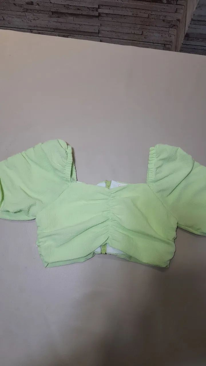 Vendo  Blusa  Croped de seda verde tamanho 13-14 anos seminovas.  - Foto 5