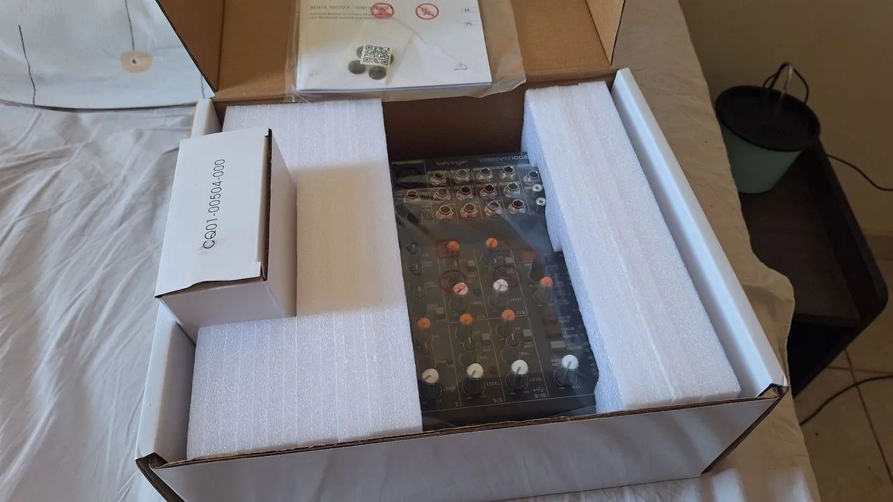 Mesa de som Behringer Xenyx 1002 SFX USB nova na caixa  - Foto 4
