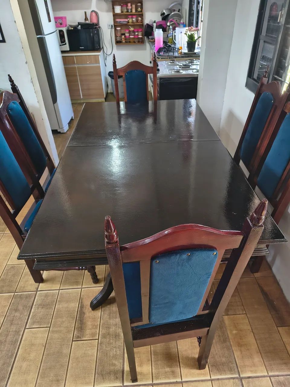 Vende-se mesa com 6 cadeiras 