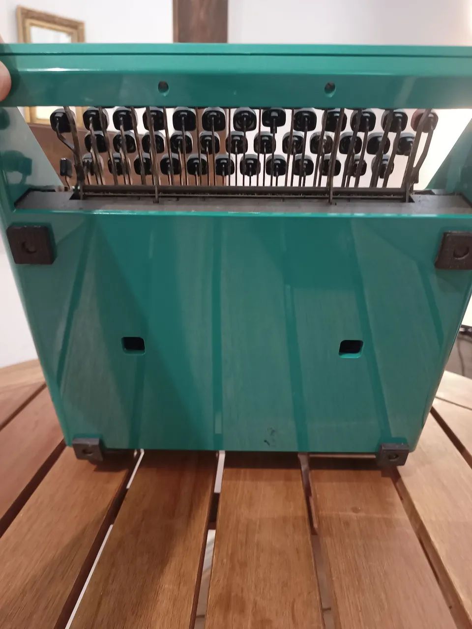 Máquina de escrever Olivetti verde e bolsa de couro original  - Foto 2