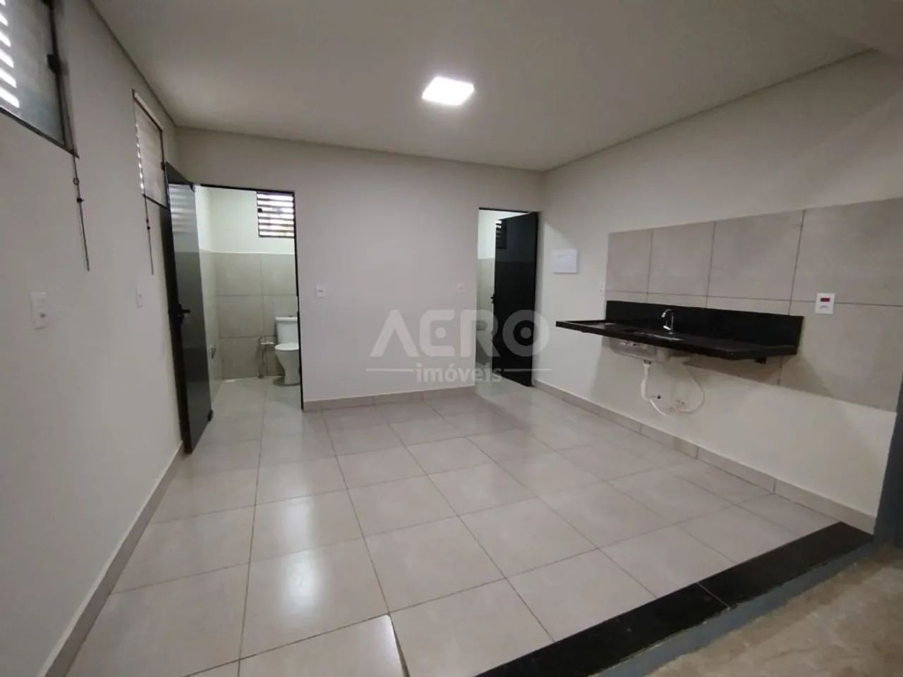 Barracão com 280m2 com porta elétrica para caminhões - Foto 4