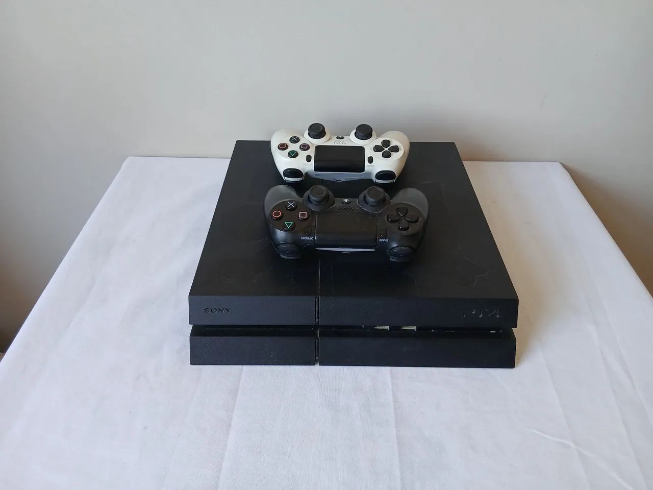 PlayStation 4 500g com 2 controles