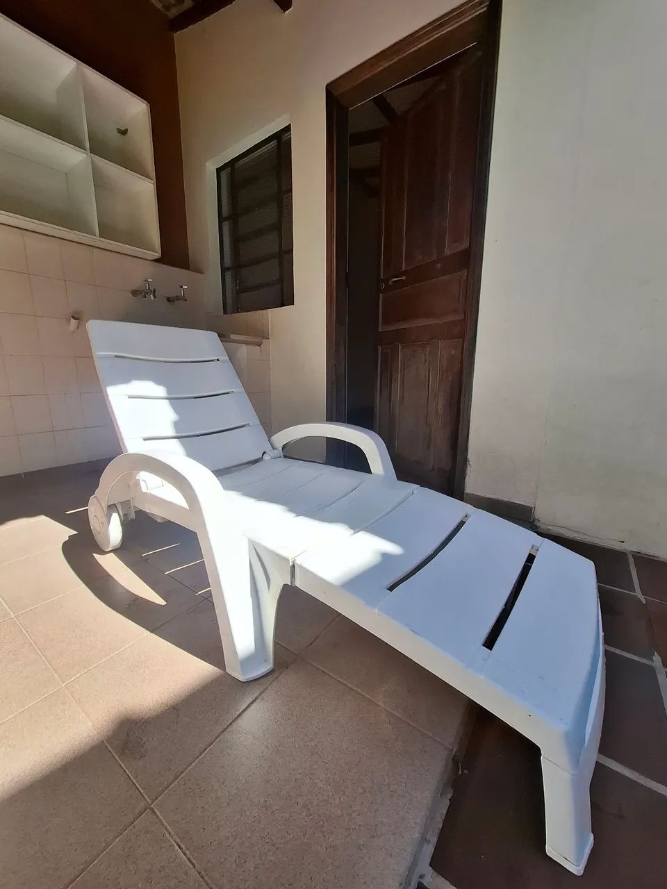 Cadeira espreguiçadeira de piscina 