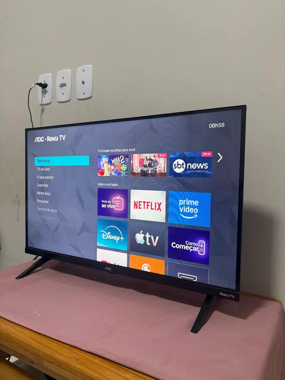 Smart TV AOC 32 polegadas com sistema Roku TV.