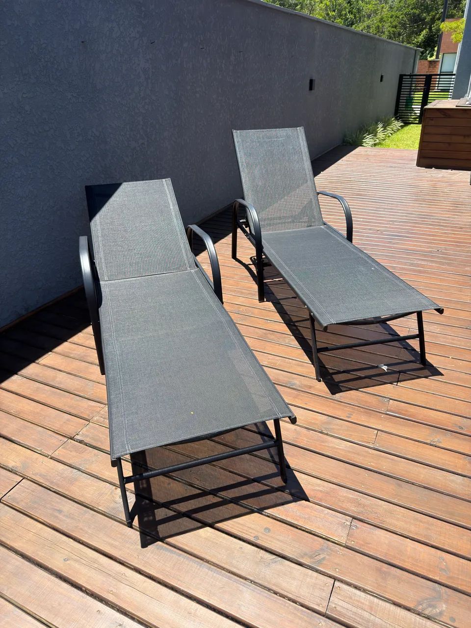  2 Espreguiçadeiras pretas área de lazer  - Foto 4