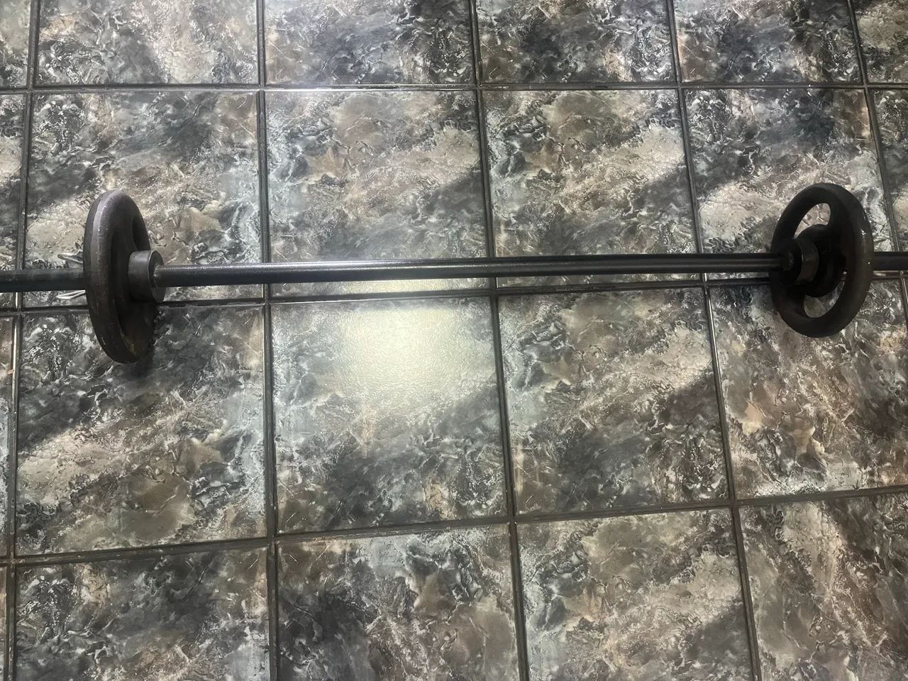 Barra de musculação com 2 anilhas de 4kg