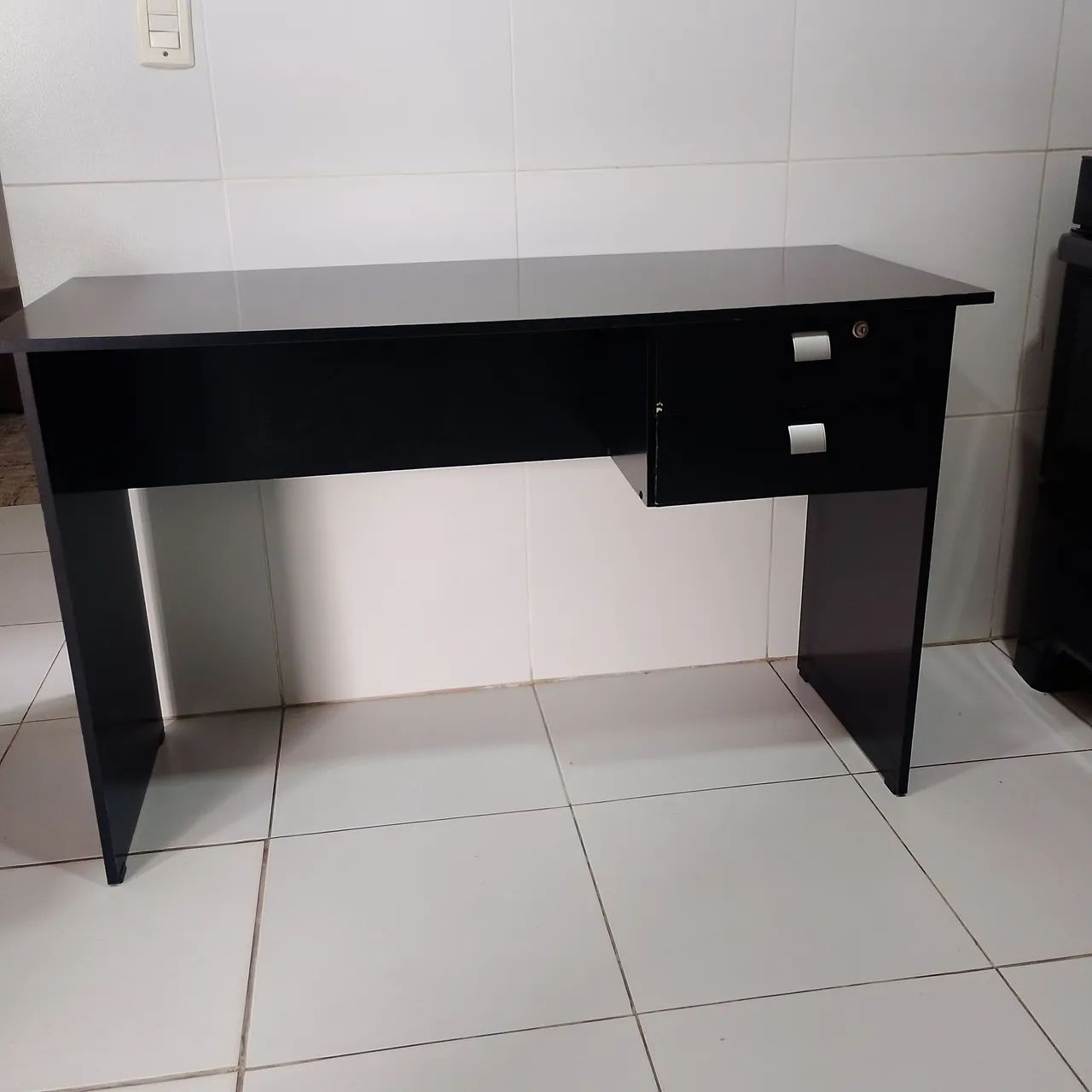 Biro de loja com duas gavetas com chave 