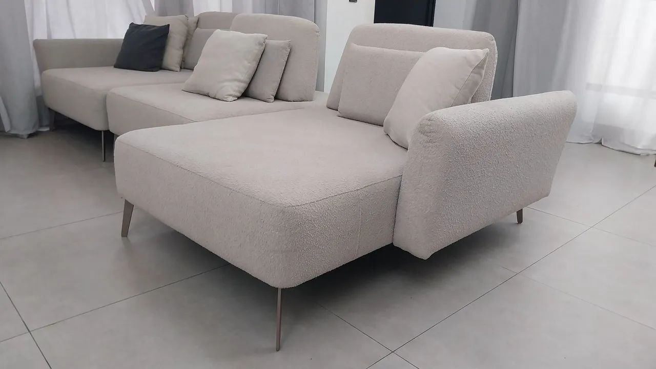 Sofá com chaise alto padrão tecido boucle e mecanismo  maravilhoso 