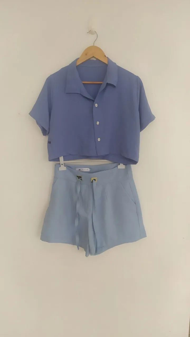 Short e blusa na cor azul Tam P 