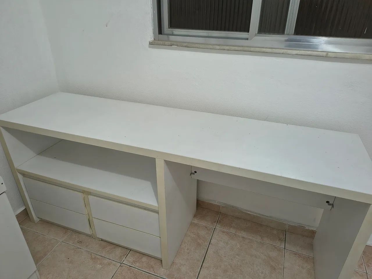 Escrivaninha/Mesa Branca com Gavetas é Prateleira- Funcional e Compacta.