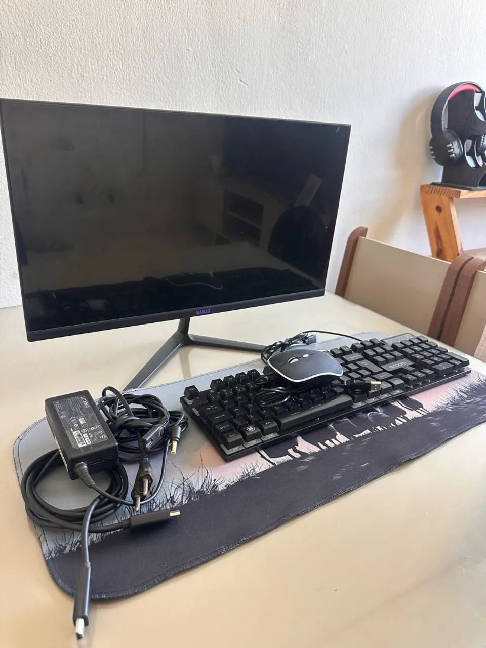 Monitor, mesinha e teclado pro seu setup .