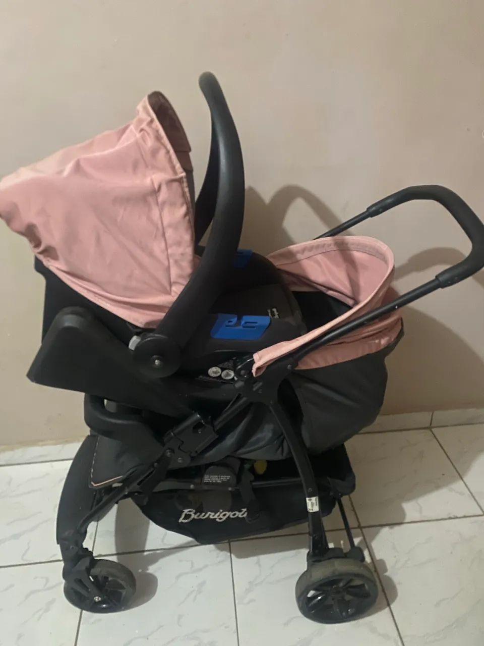 Carrinho de bebê com o bebê conforto  - Foto 5
