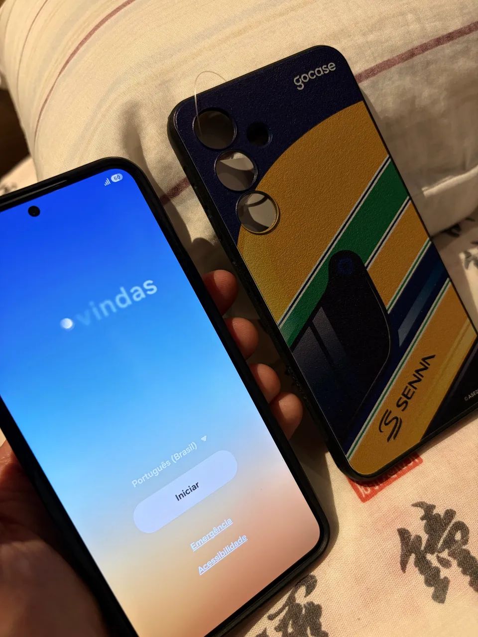 Galaxy S24 256GB com duas cases + Galaxy Buds 2