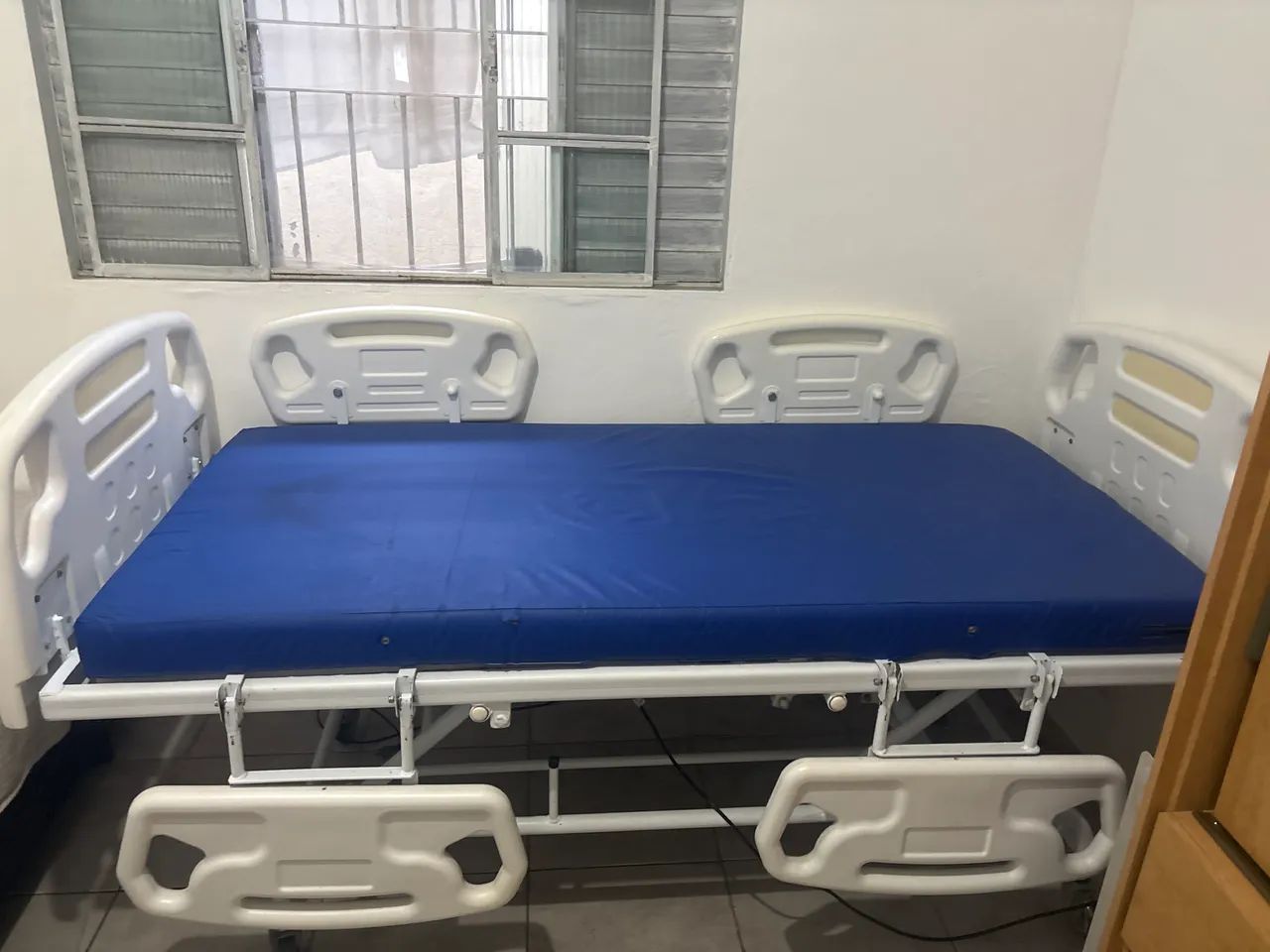 Vende-se cama  hospitalar elétrica  - Foto 2