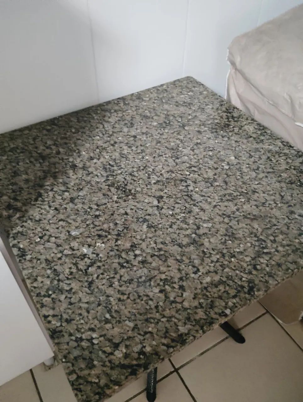 Mesa com pedra de mármore ( sem cadeiras)