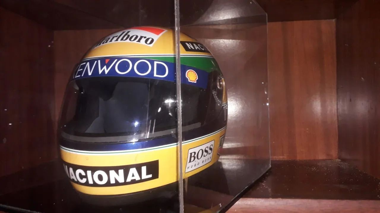 capacete do senna , no caser muito novo 