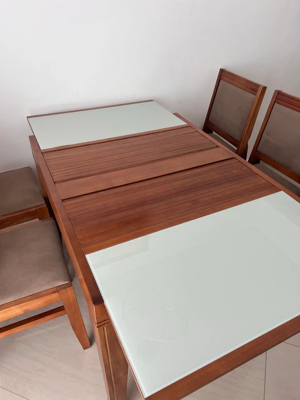 Mesa de jantar extensível com 4 cadeiras de madeira  - Foto 3