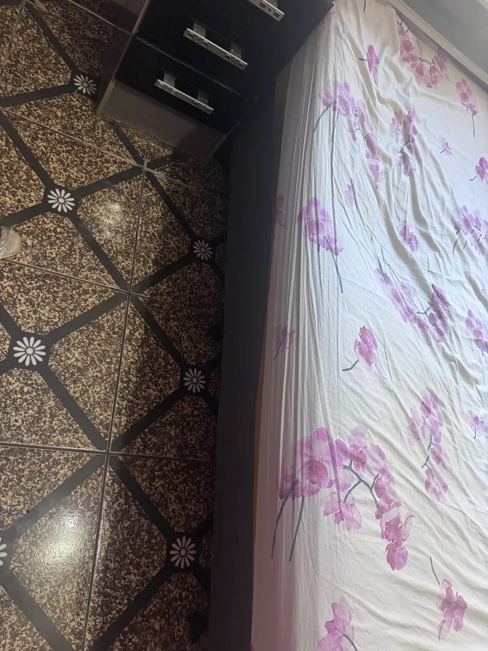 Cama box casal com colchão e cabeceira conjugada e dois criados  - Foto 5