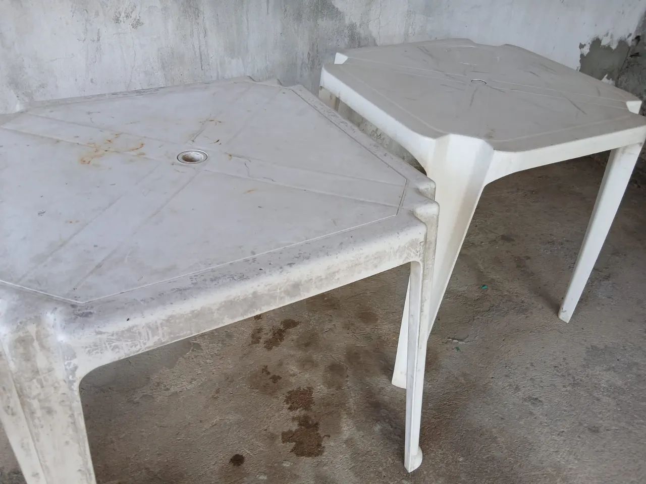 Vende duas mesas e  quatro cadeiras