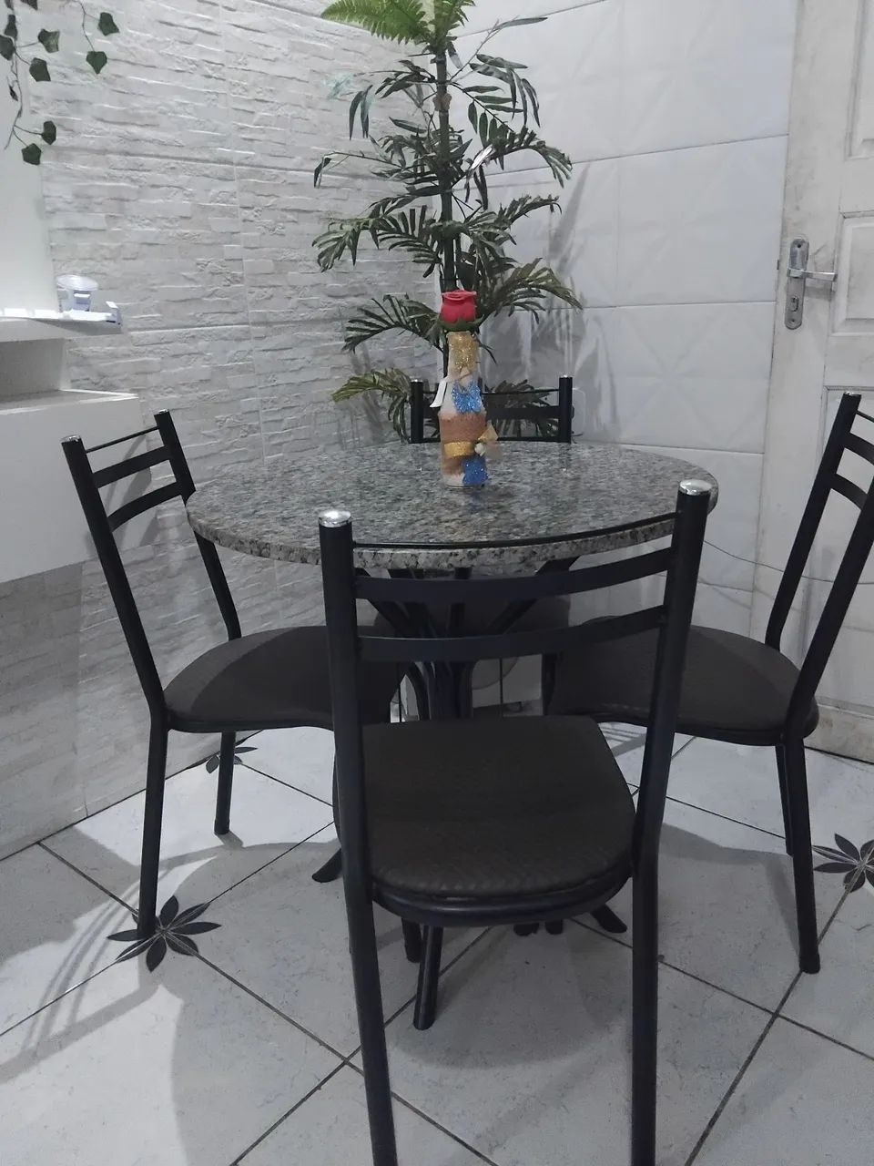 Mesa com 4 cadeiras p pequenos espaços  - Foto 3
