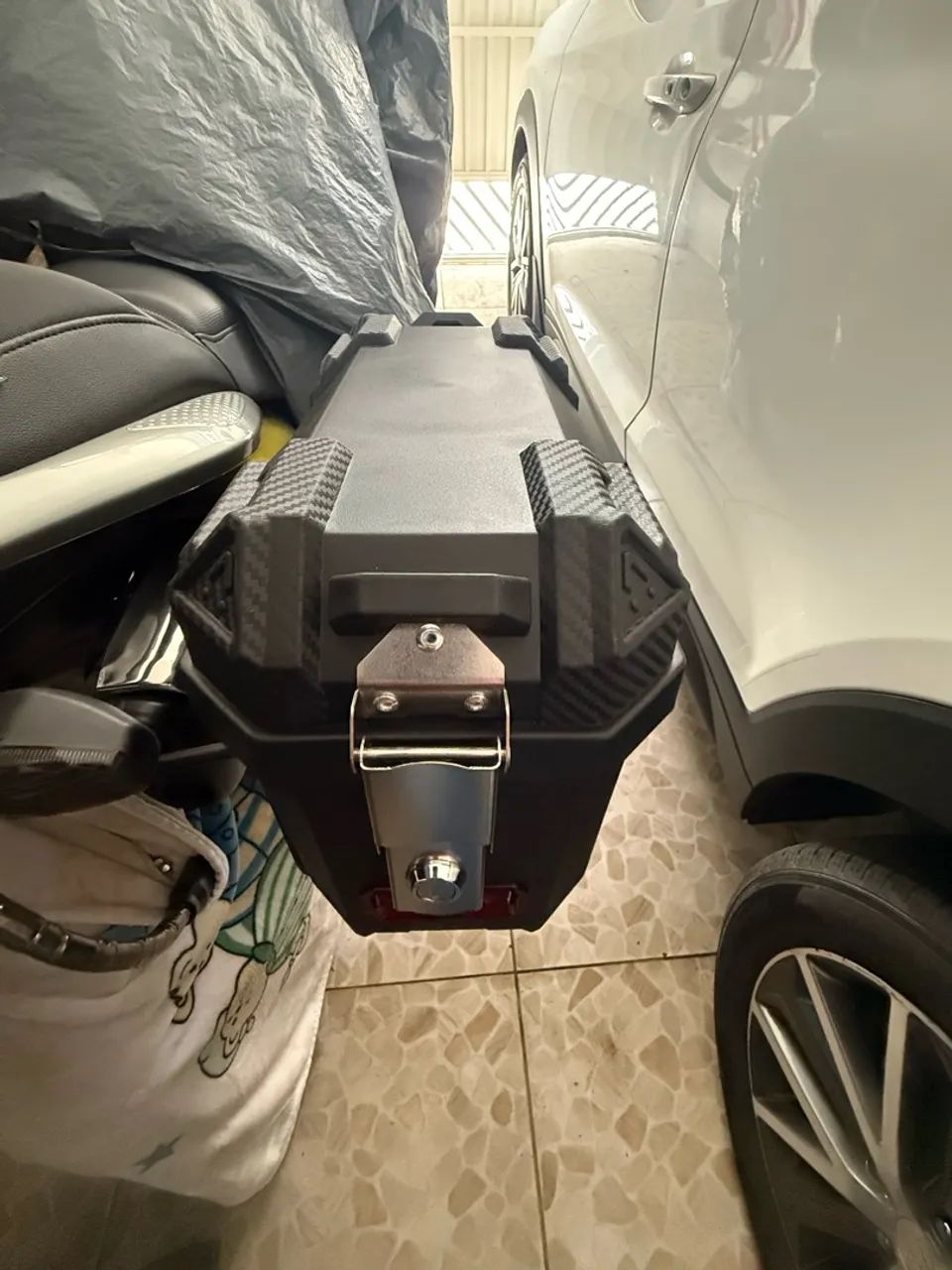 Baú lateral 28litros  compatível com qualquer moto é de cima 56lt  - Foto 3