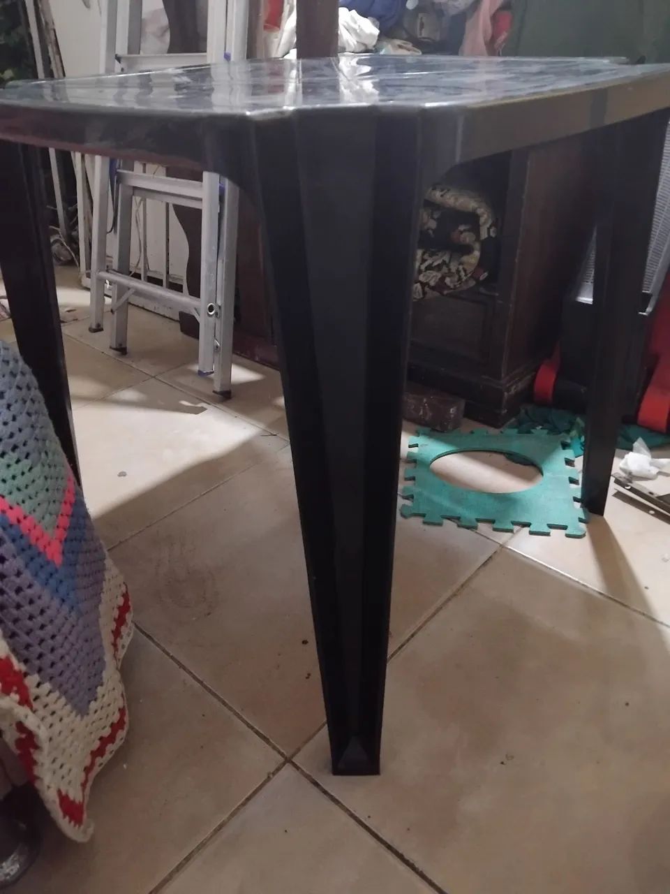 Mesa plástica preta e so a mesa so uma nao tenho cadeiras nao desmonta venda  - Foto 3