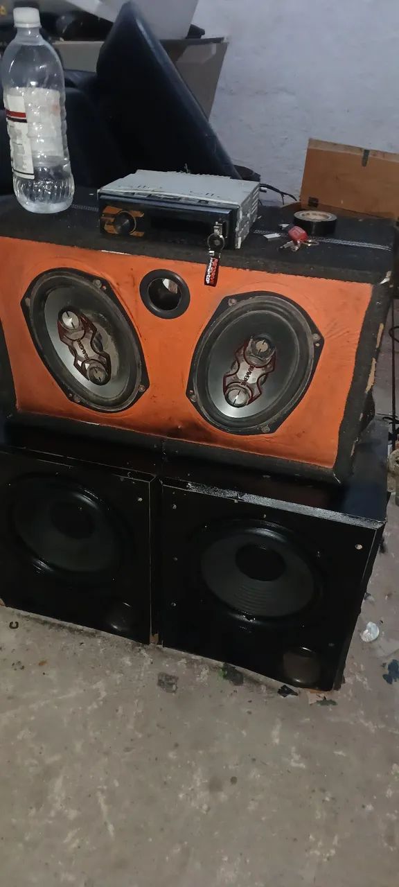 Caixa de som tocando  perfeitamente 