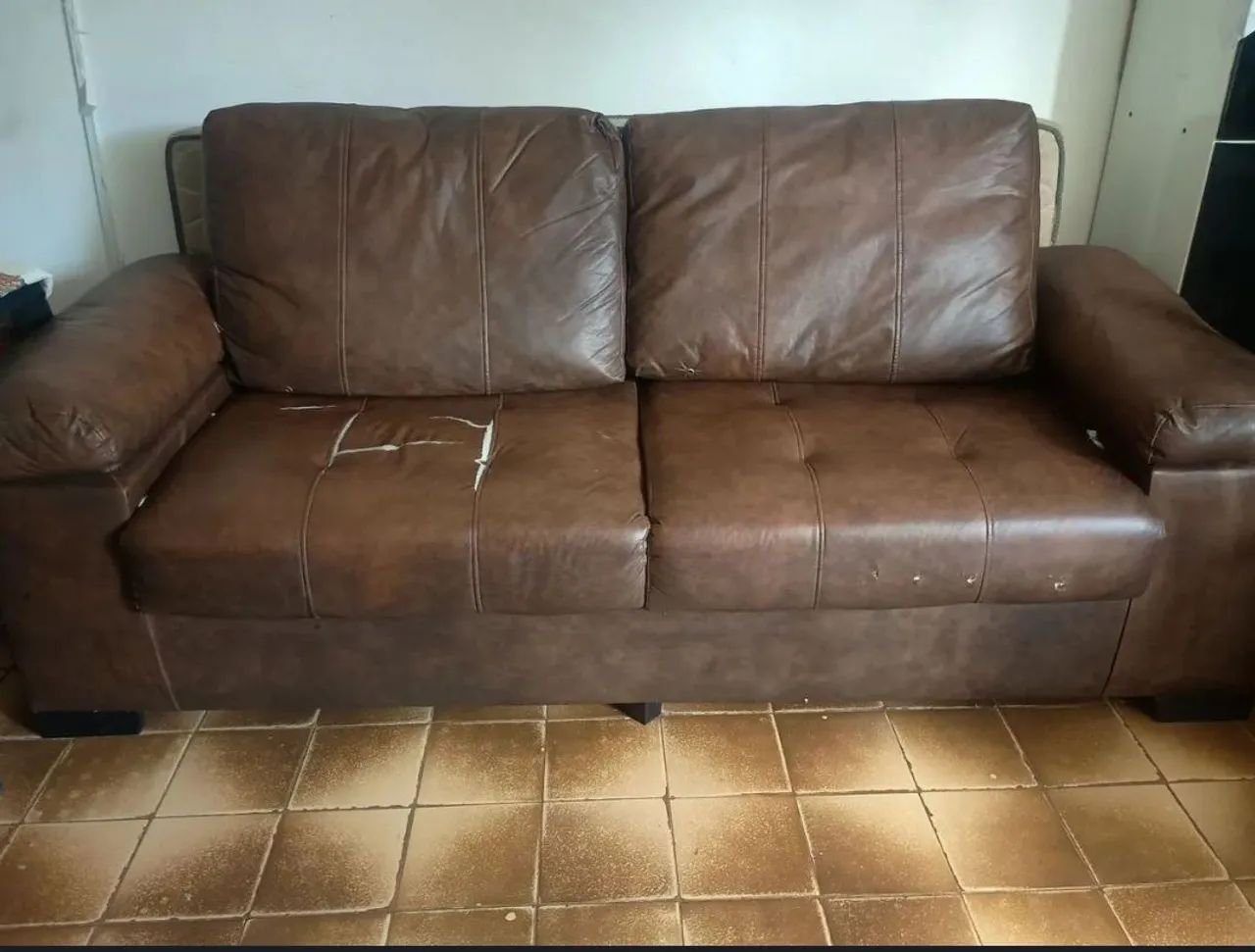 Sofá courino bom estado <br>Medidas 215 x 90 x 90 cm - Foto 2