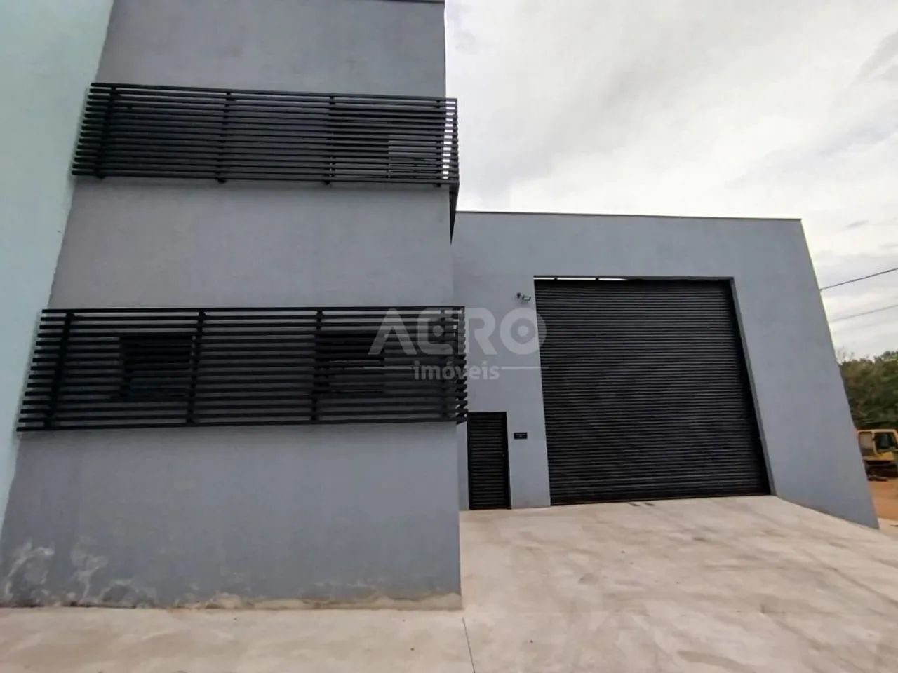 Barracão com 280m2 com porta elétrica para caminhões