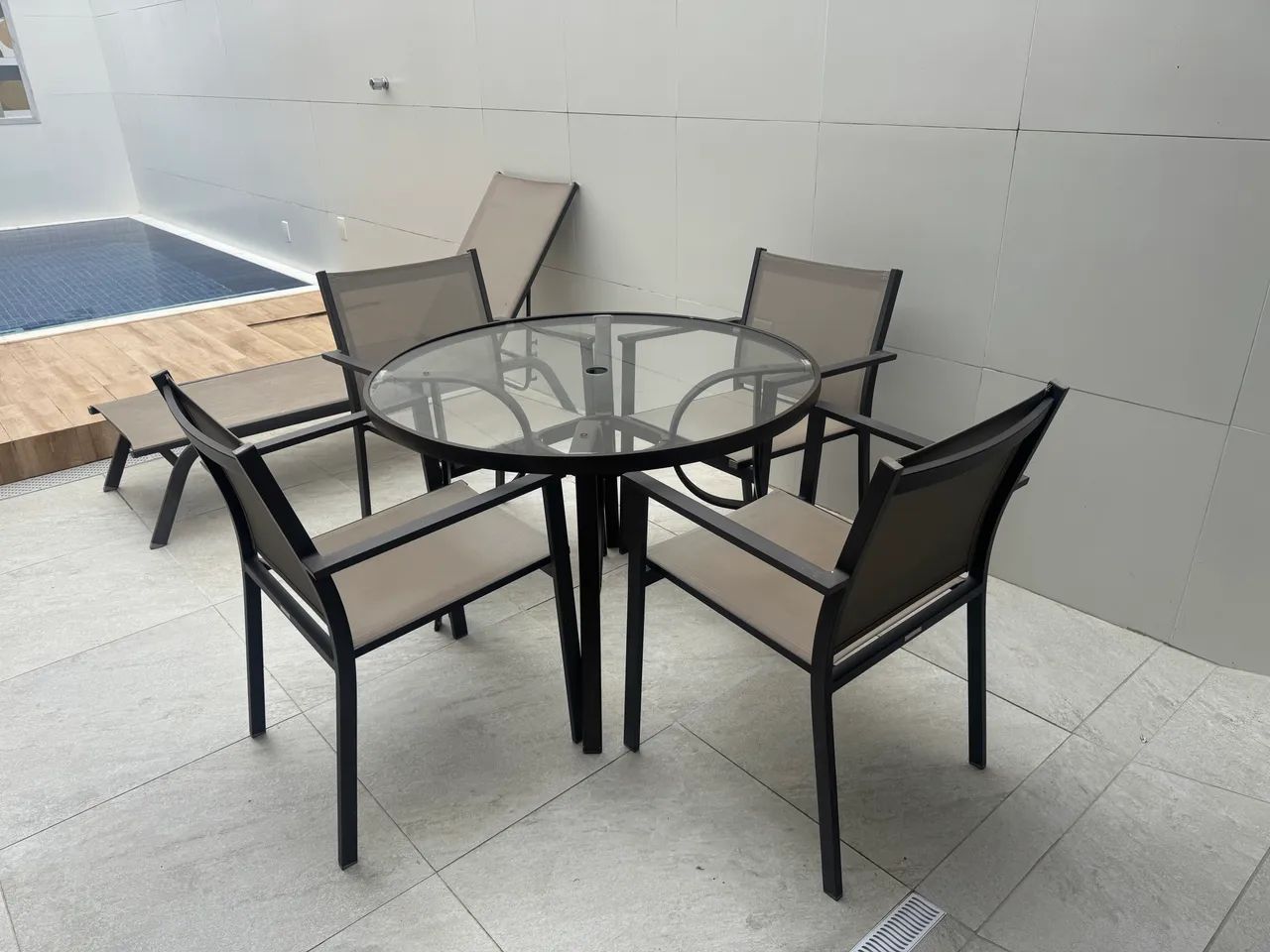 Conjunto de Mesa, Cadeiras e Espreguiçadeira  - Foto 2