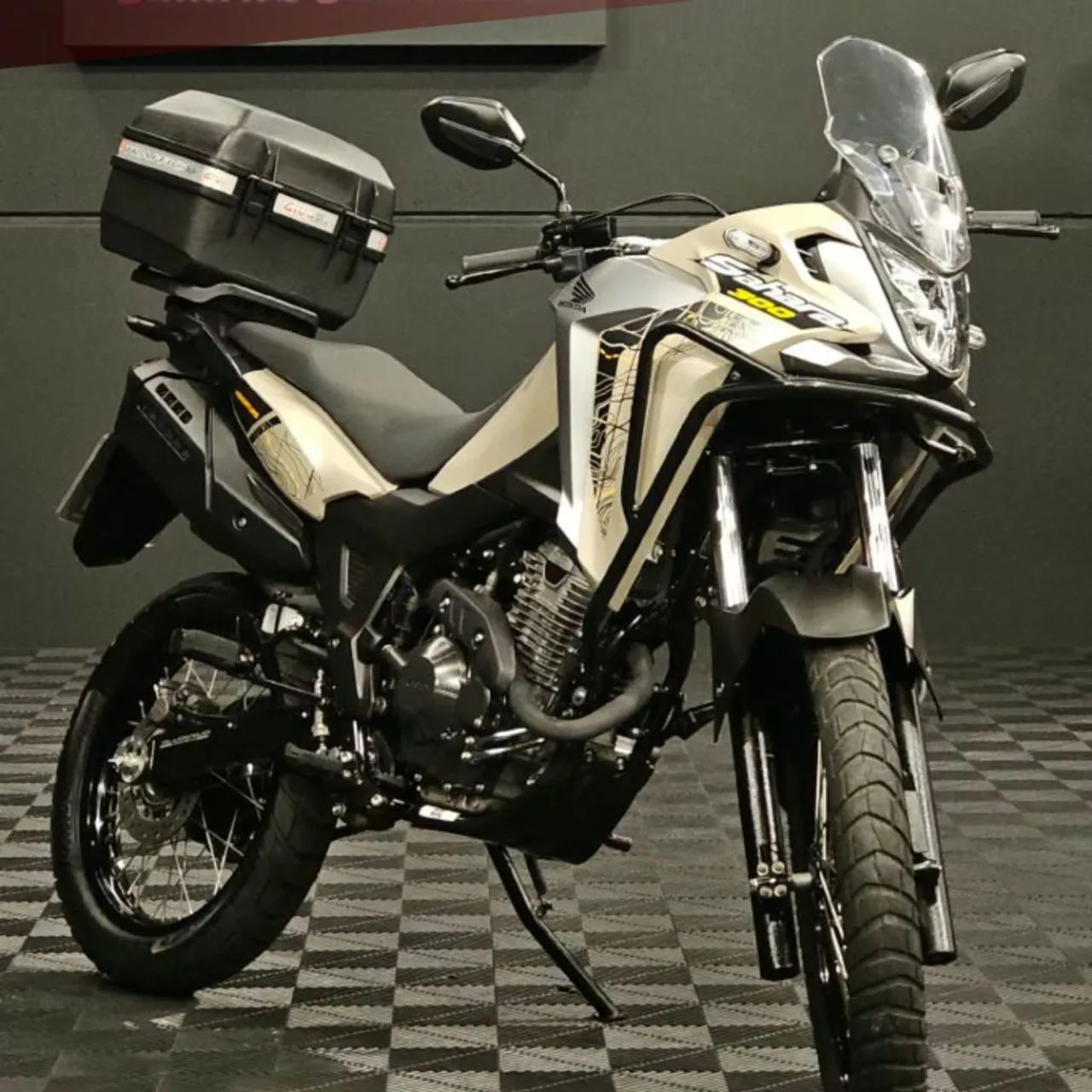XRE SAHARA 300 2025  Bege