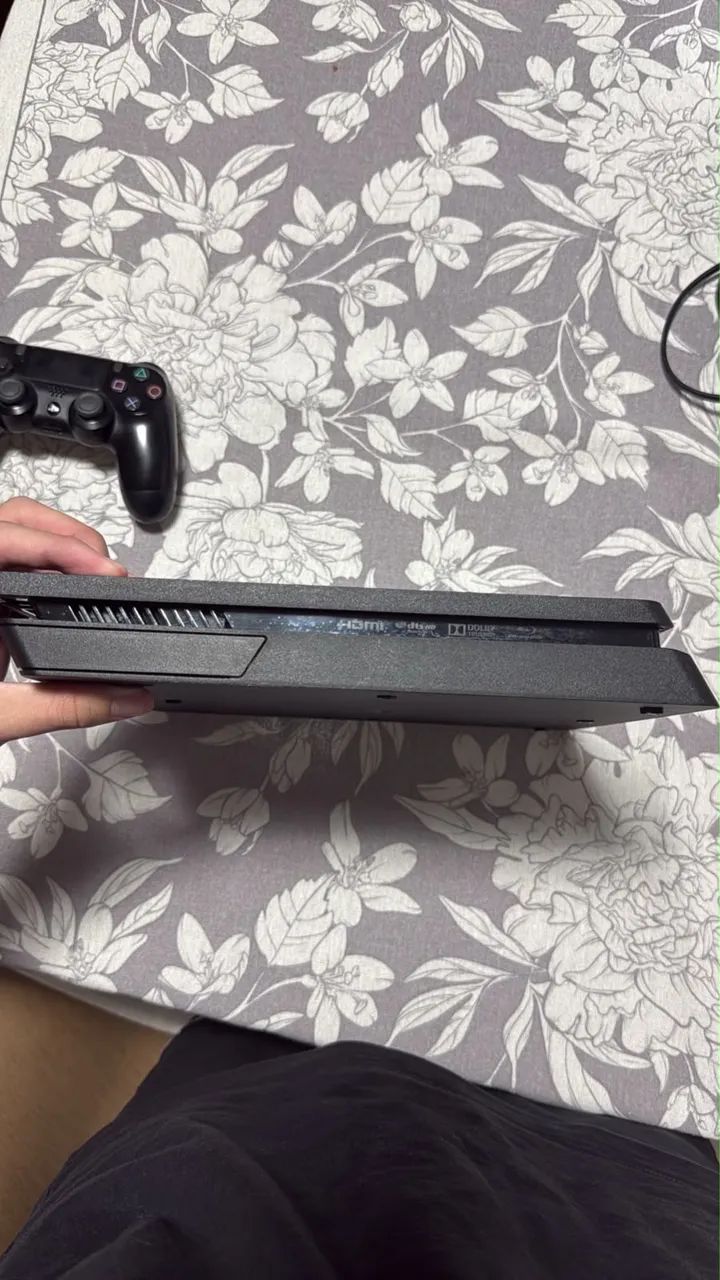 Vendo ps4 slim com 2 controles  - Foto 2