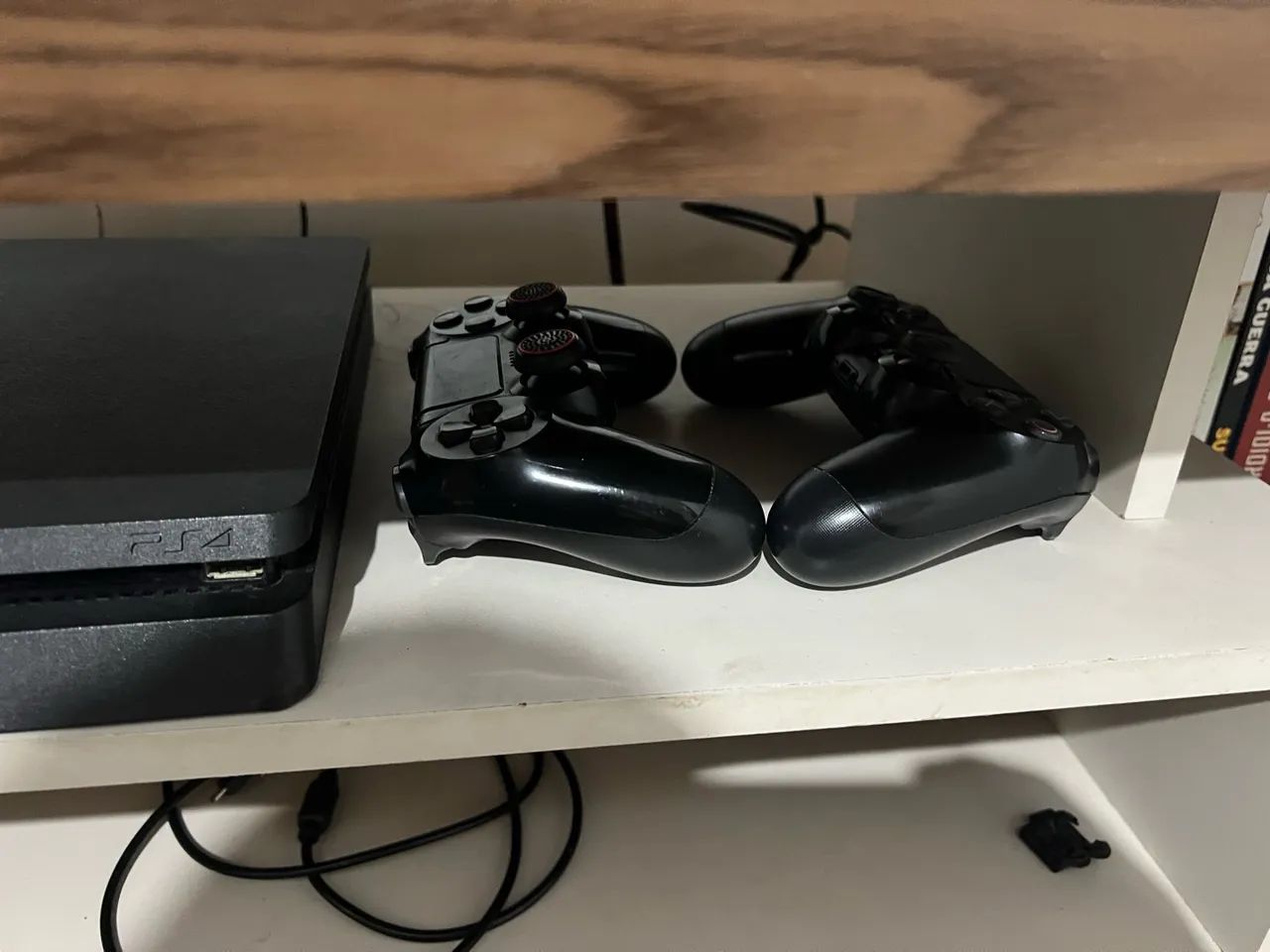 PS4 slim COM 2 Controles  - Foto 3
