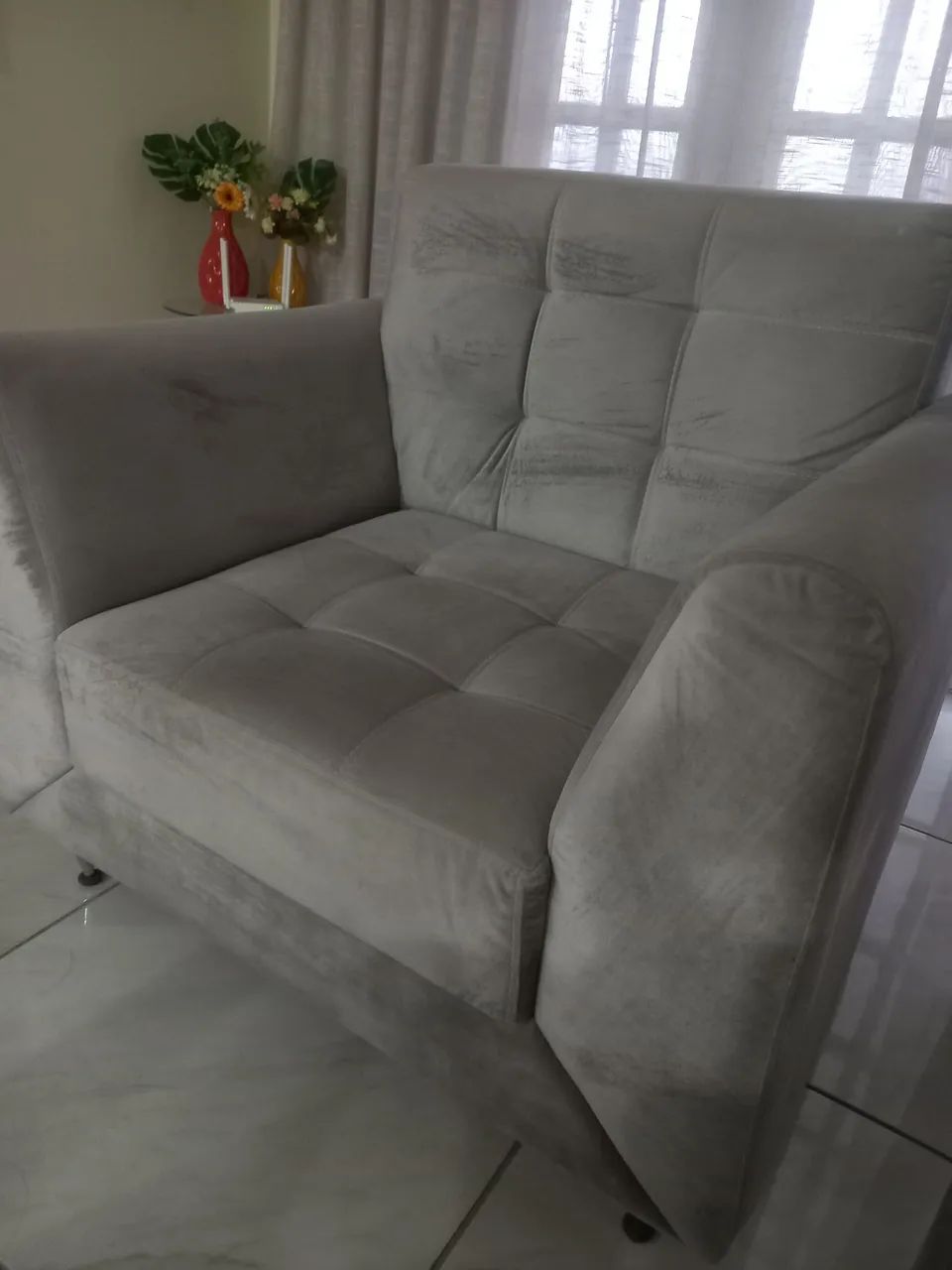 Poltrona em Veludo Premium Cinza Claro