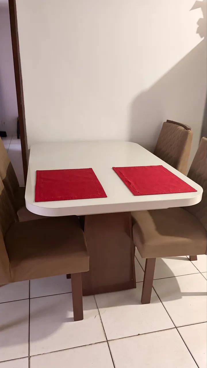 Mesa com 4 cadeiras 