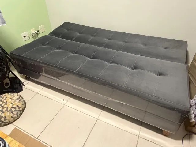 Sofá-cama com pés de madeira + 2 almofadas cinza - Foto 2