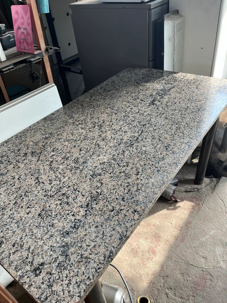 Mesa de granito com estrutura de ferro 