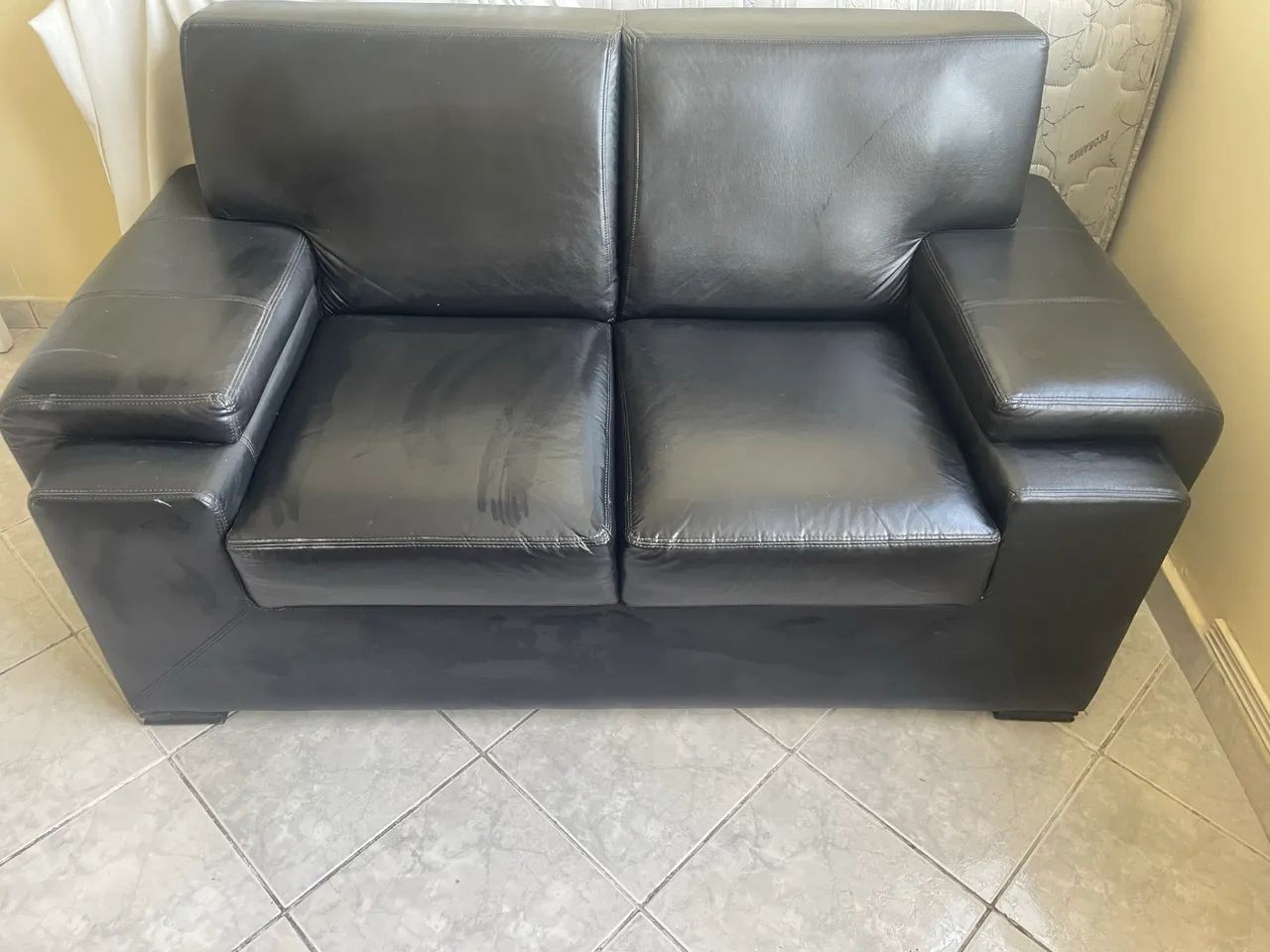 Sofá em couro preto toque a campainha65746287540097120