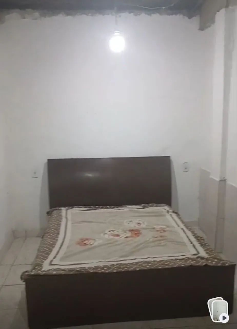 Cama de casal de madeira com colchão 