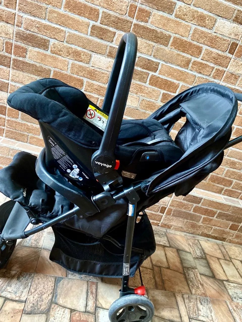 Carrinho de bebê + bebê conforto Voyage Preto - Foto 3