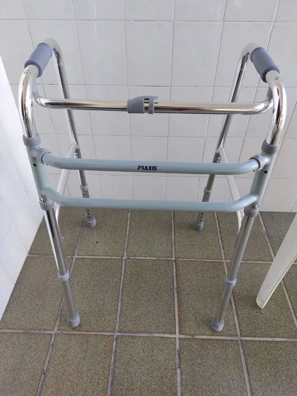 Cadeira de banho e andador. - Foto 3