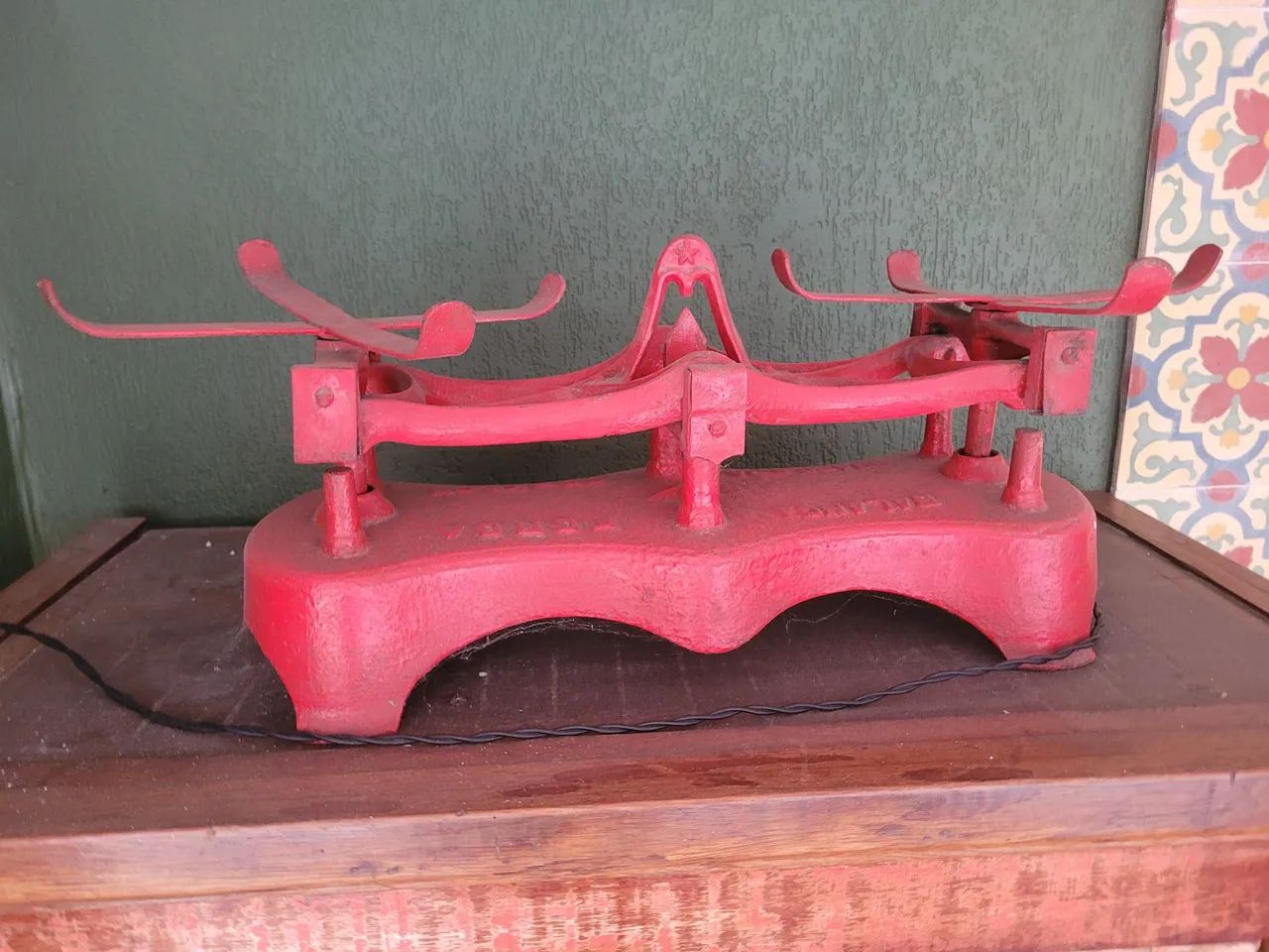 Balança antiga de balcão vermelha