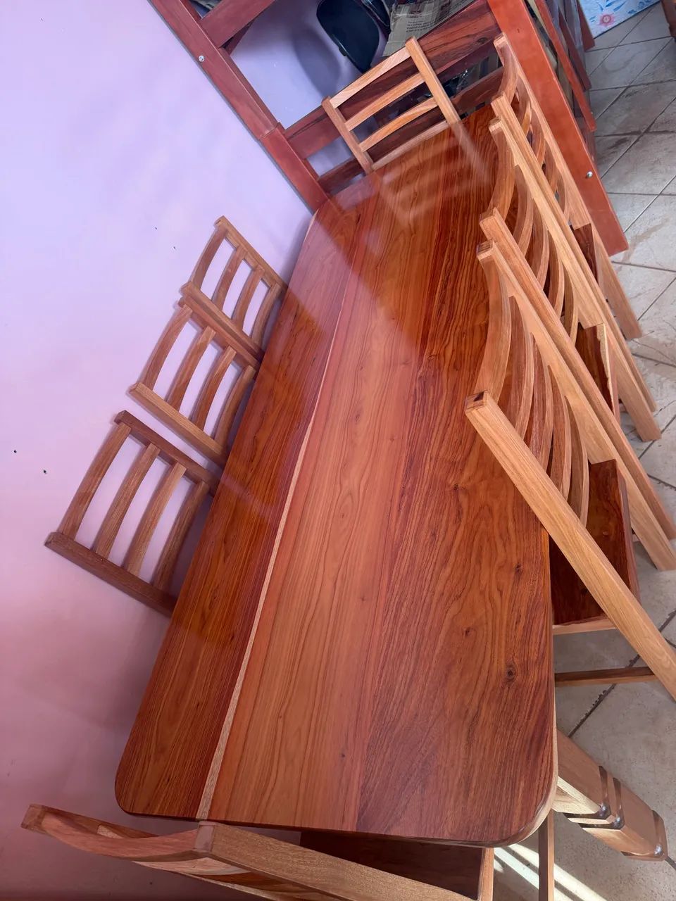 Mesa 8 cadeiras pernas torneadas nova em madeira  - Foto 2