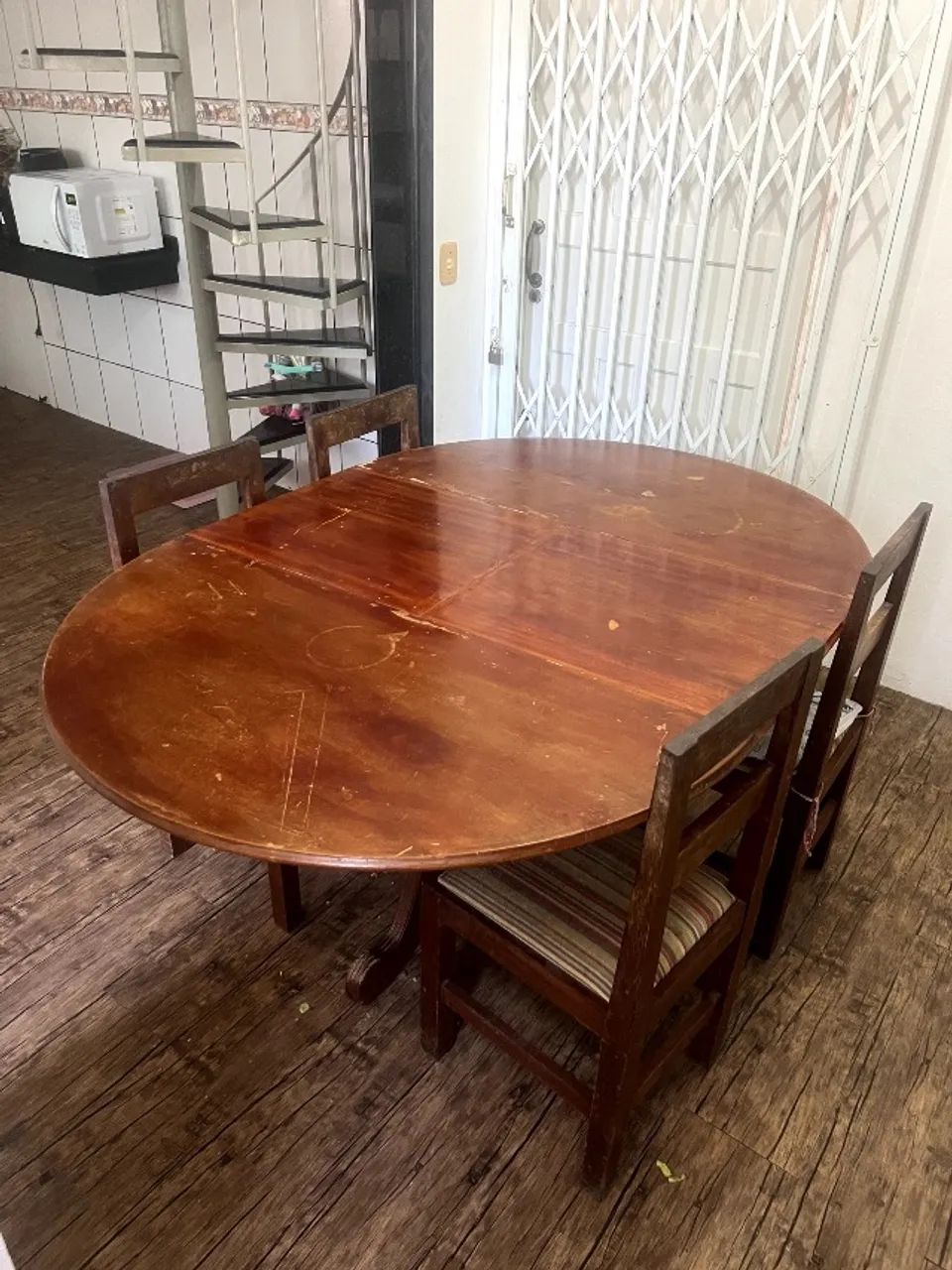 mesa de jantar redonda de madeira