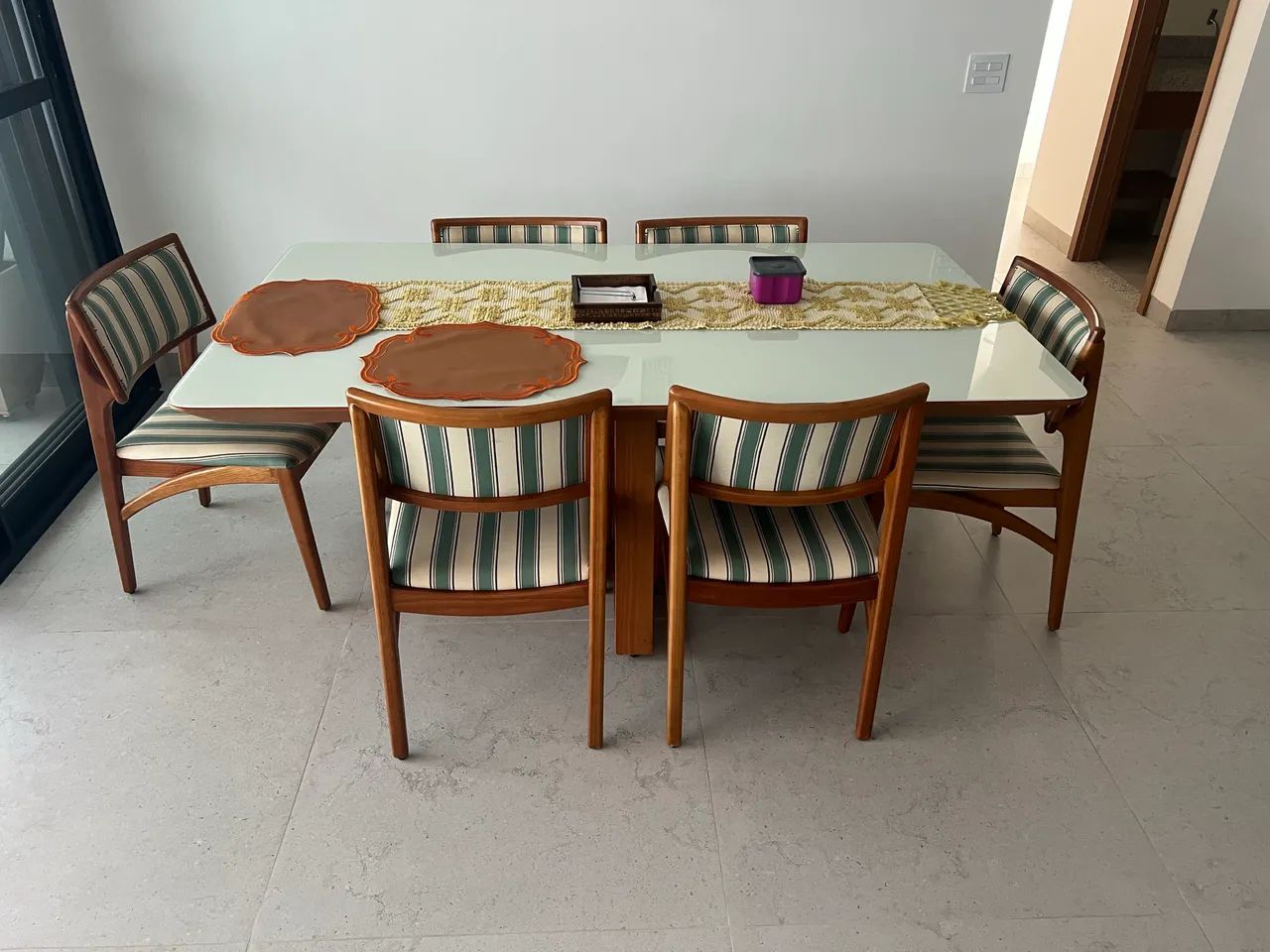 Mesa com 6 cadeiras base de madeira